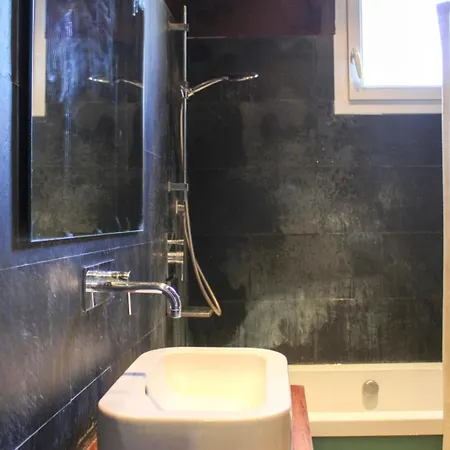 2 Near The Sacre-coeur Paryż